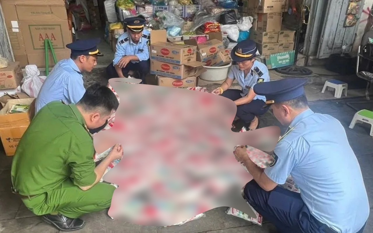 Kiểm tra một hộ kinh doanh tại chợ Vinh, lực lượng chức năng phát hiện hơn 500kg mì chính giả thương hiệu lớn và không rõ nguồn gốc xuất xứ. Kiểm tra một hộ kinh doanh tại chợ Vinh, lực lượng chức năng phát hiện hơn 500kg mì chính giả thương hiệu lớn và không rõ nguồn gốc xuất xứ.