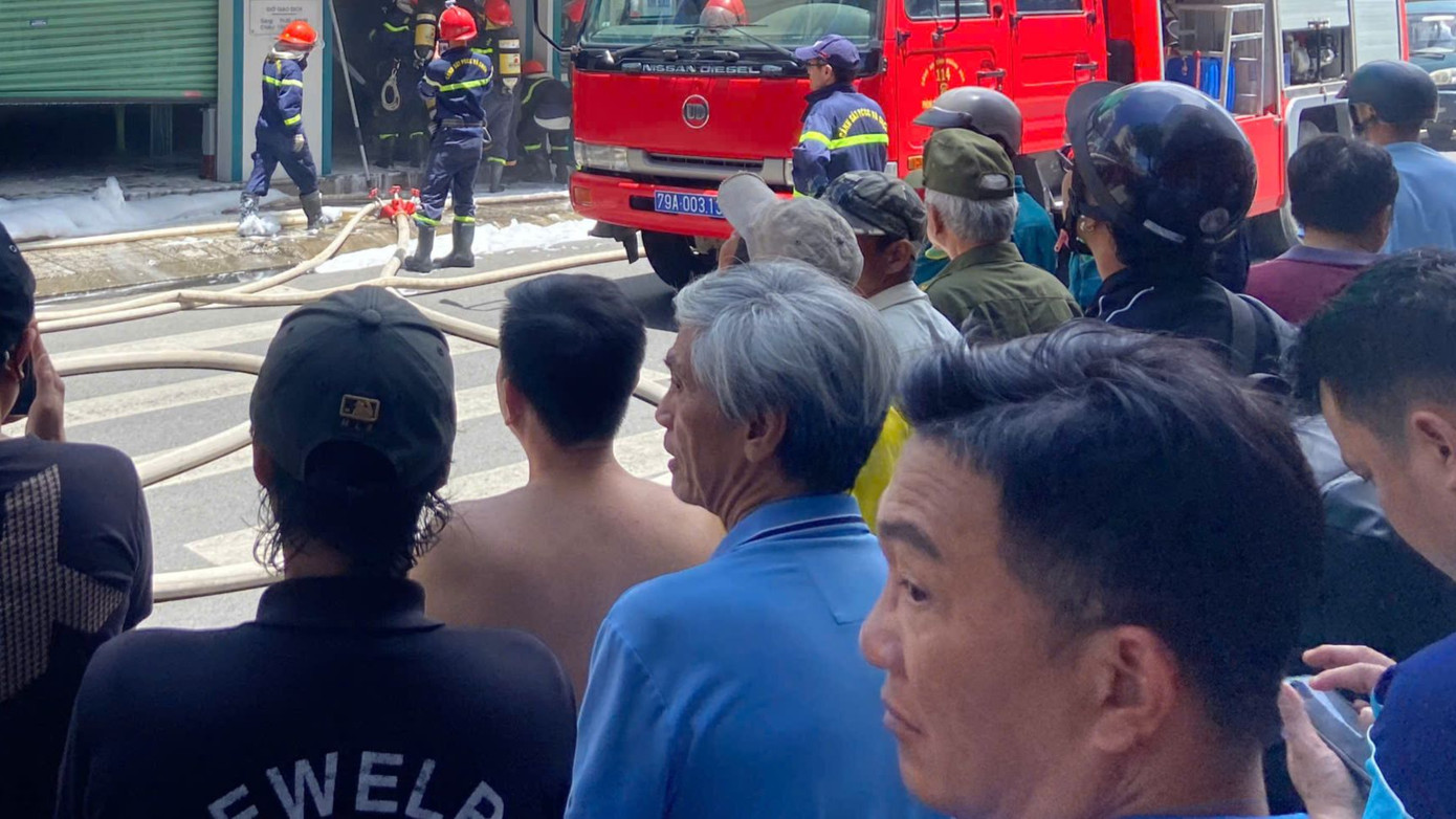 Nhiều người dân hiếu kỳ đứng xem.