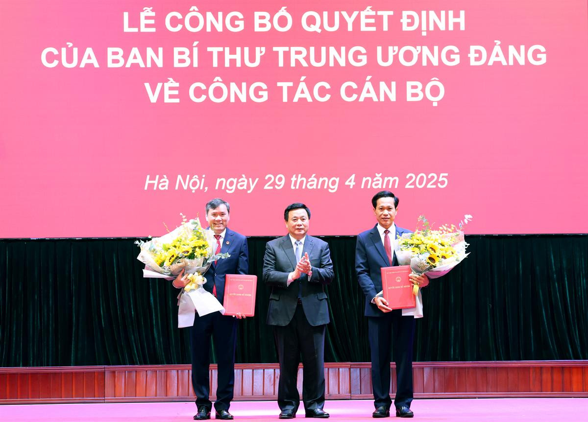 GS,TS Nguyễn Xuân Thắng, Ủy viên Bộ Chính trị, Bí thư Đảng ủy, Giám đốc Học viện, Chủ tịch Hội đồng Lý luận Trung ương trao quyết định và tặng hoa chúc mừng PGS,TS Hoàng Phúc Lâm và GS,TS Lê Văn Lợi. Ảnh: HCMA