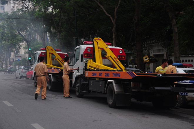 16 xe quân dụng đã được huy động dể tham gia cứu hộ, cứu nạn trong mưa bão. Tại các điểm, nút giao thông ngập sâu. Các đơn vị sẽ bố tró xe tải hoặc xe cẩu thường trực đẻ cẩu, kéo ô tô bị sự cố chết máy ra khỏi nơi ngập úng, không để ùn tắc, tai nạn giao thông xảy ra