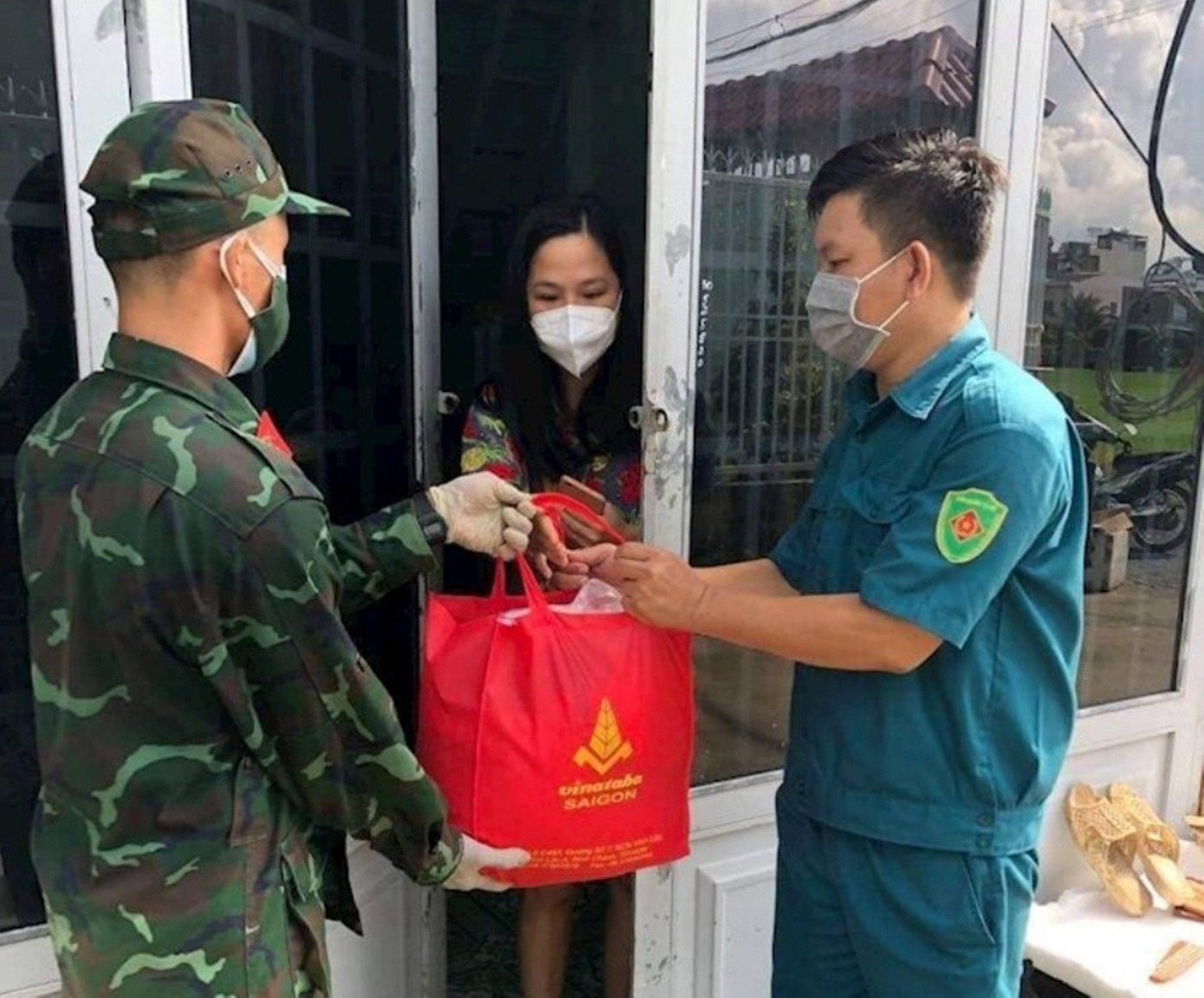 Lực lượng vũ trang đi chợ hộ cho người dân trong những ngày TPHCM thực hiện các biện pháp giãn cách xã hội tăng cường Lực lượng vũ trang đi chợ hộ cho người dân trong những ngày TPHCM thực hiện các biện pháp giãn cách xã hội tăng cường