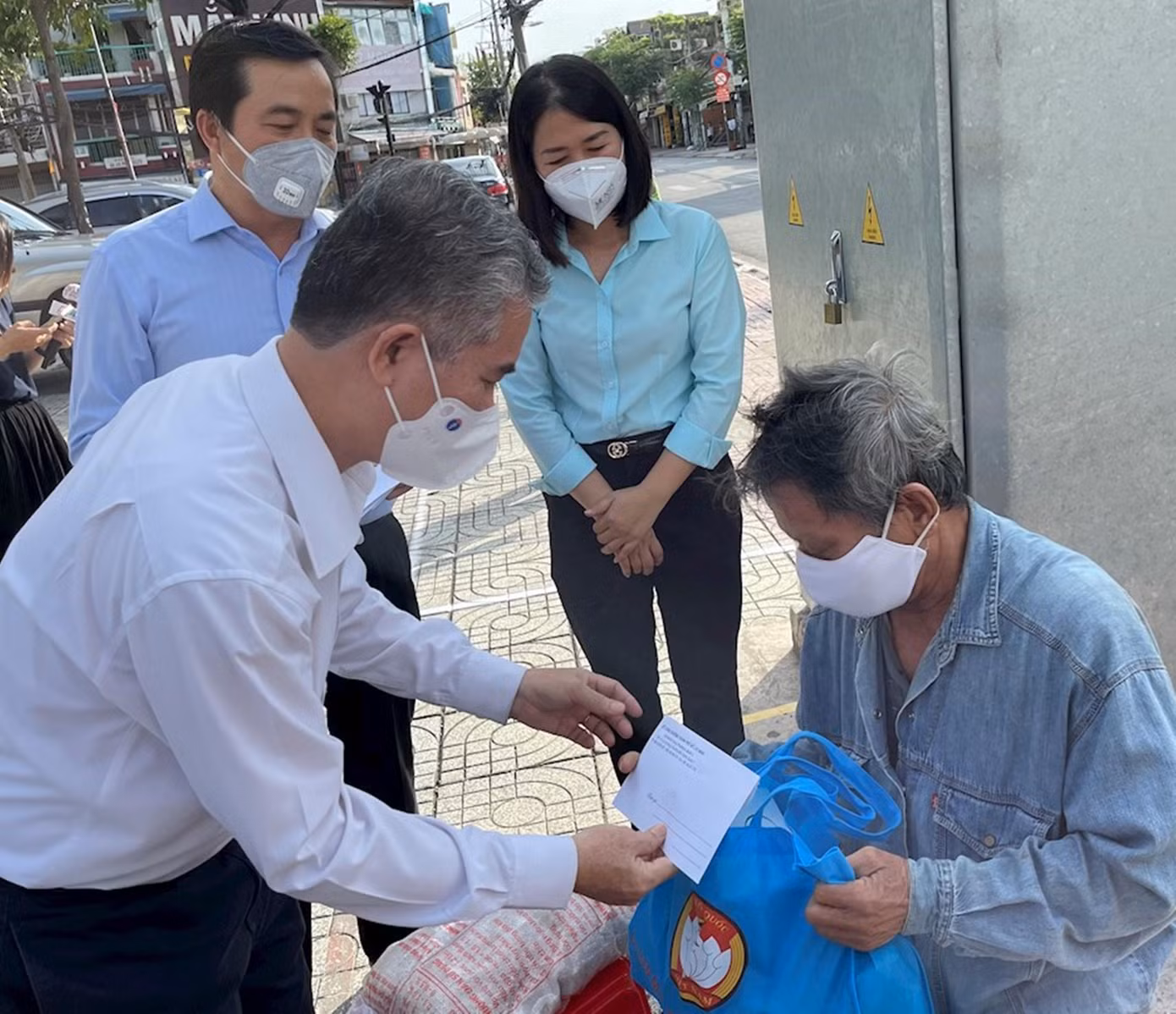 Phó Chủ tịch UBND TPHCM Ngô Minh Châu tặng quà cho người già neo đơn gặp khó khăn trong đợt dịch COVID-19 bùng phát tại TPHCM