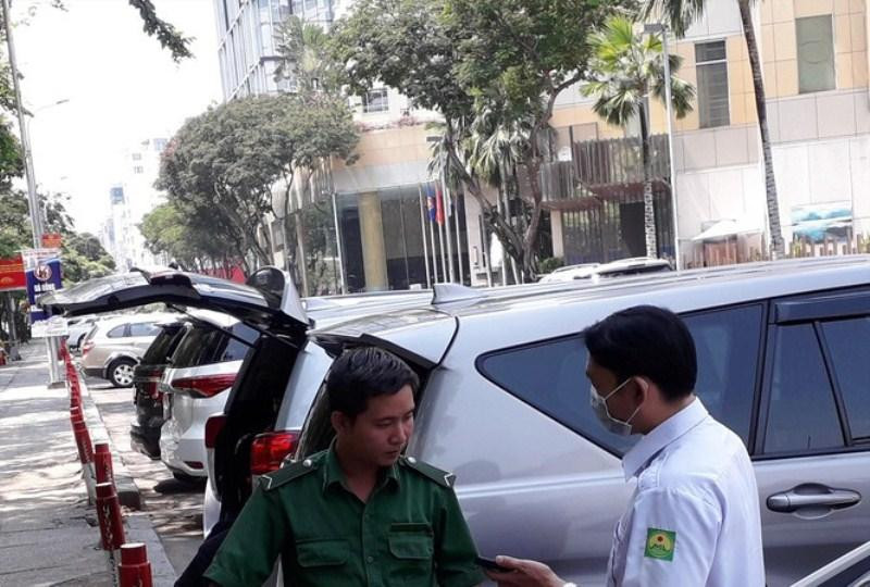 Từ ngày 1/5/2019, việc thu phí ô tô đỗ trên đường được giao cho Công ty TNXP Từ ngày 1/5/2019, việc thu phí ô tô đỗ trên đường được giao cho Công ty TNXP