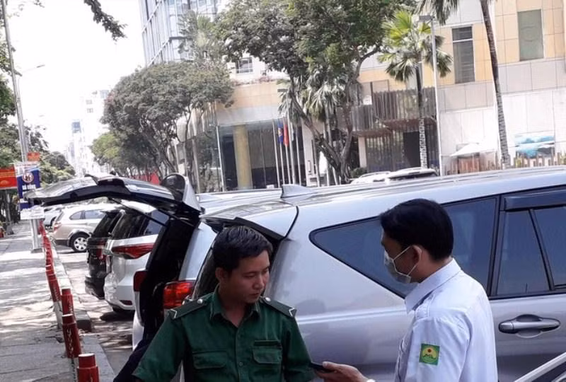 Từ ngày 1/5/2019, việc thu phí ô tô đỗ trên đường được giao cho Công ty TNXP Từ ngày 1/5/2019, việc thu phí ô tô đỗ trên đường được giao cho Công ty TNXP