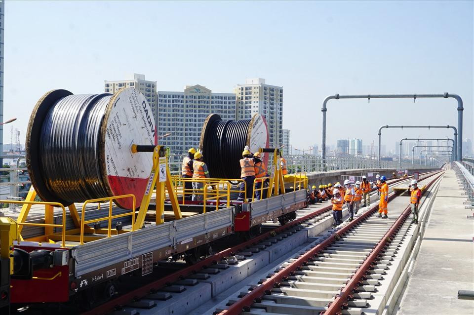 Công nhân các nhà thầu lắp đặt hệ thống điện cung cấp cho tuyến metro số 1