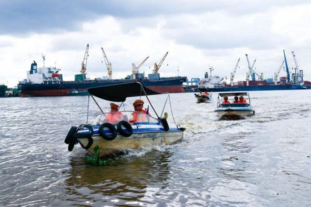 Lực lượng cảnh sát giao thông đường thuỷ TPHCM thường xuyên tuần tra, đảm bảo an toàn cho các phương tiện giao thông thuỷ