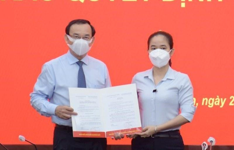 Bà Lê Thị Hờ Rin (phải). Ảnh: Thành uỷ TPHCM Bà Lê Thị Hờ Rin (phải). Ảnh: Thành uỷ TPHCM