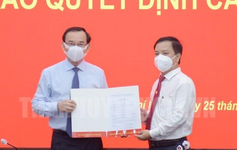 Ông Ma Xuân Việt (phải). Ảnh: Thành uỷ TPHCM Ông Ma Xuân Việt (phải). Ảnh: Thành uỷ TPHCM