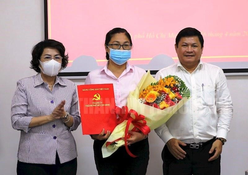 Bà Hà Thị Hồng Hải (giữa) nhận quyết định của Ban Thường vụ Thành uỷ TPHCM. Ảnh: Thành uỷ TPHCM