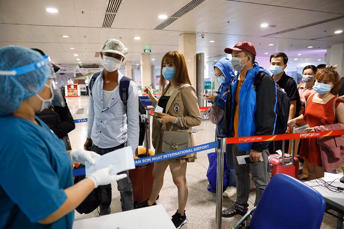 Kiểm soát dịch đối với người nhập cảnh vào Việt Nam tại sân bay quốc tế Tân Sơn Nhất