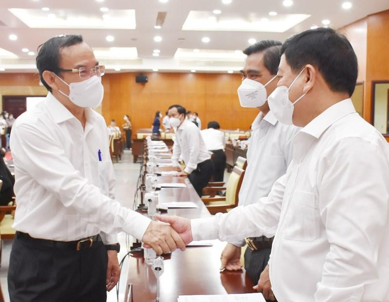 Bí thư Thành uỷ TPHCM Nguyễn Văn Nên trao đổi với các đại biểu tại hội nghị. Ảnh: Thành uỷ TPHCM