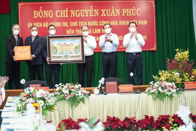 Tại buổi làm việc, Chủ tịch nước Nguyễn Xuân Phúc tặng quà lưu niệm cho Ban Quản lý khu Nông nghiệp công nghệ cao TPHCM