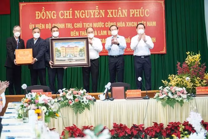 Tại buổi làm việc, Chủ tịch nước Nguyễn Xuân Phúc tặng quà lưu niệm cho Ban Quản lý khu Nông nghiệp công nghệ cao TPHCM