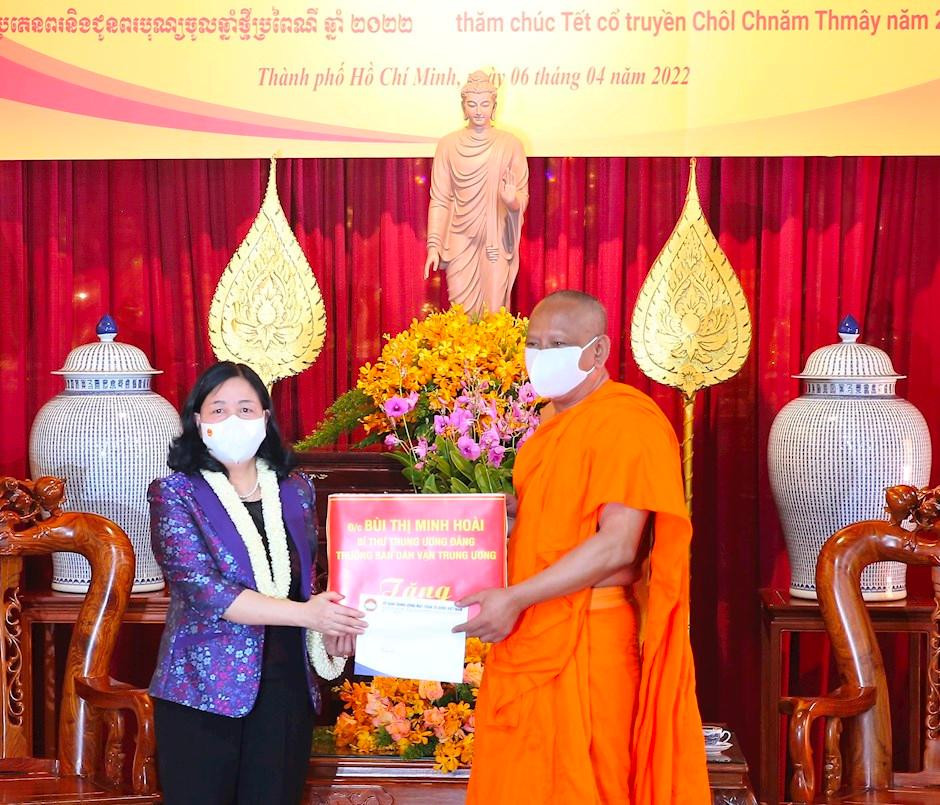 Trưởng ban Dân vận Trung ương Bùi Thị Minh Hoài chúc tết và tặng quà hoà thượng và các chư tăng. Ảnh: Thành uỷ TPHCM Trưởng ban Dân vận Trung ương Bùi Thị Minh Hoài chúc tết và tặng quà hoà thượng và các chư tăng. Ảnh: Thành uỷ TPHCM