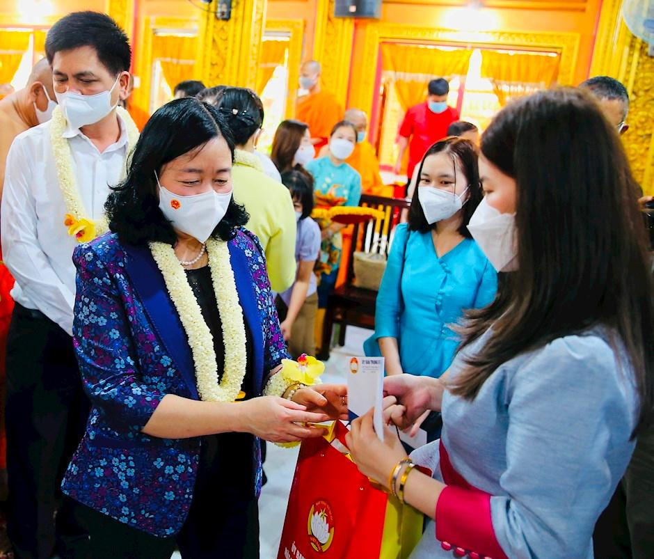 Trưởng ban Dân vận Trung ương tặng quà các gia đình đồng bào Khmer tiêu biểu tại TPHCM. Ảnh: Thành uỷ TPHCM Trưởng ban Dân vận Trung ương tặng quà các gia đình đồng bào Khmer tiêu biểu tại TPHCM. Ảnh: Thành uỷ TPHCM