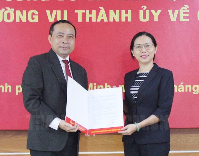 Bà Lê Thị Anh Trâm (phải). Ảnh: Thành uỷ TPHCM