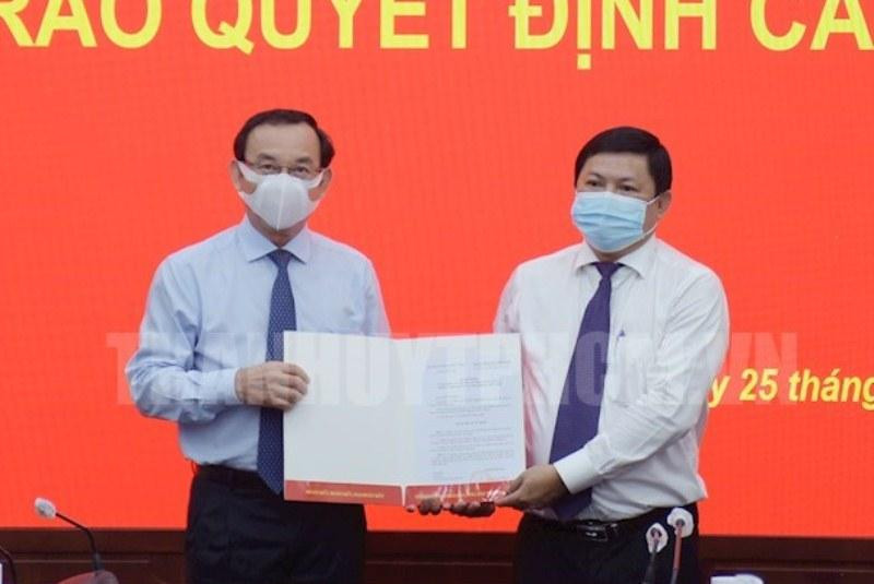 Ông Huỳnh Cách Mạng (phải). Ảnh: Thành uỷ TPHCM Ông Huỳnh Cách Mạng (phải). Ảnh: Thành uỷ TPHCM