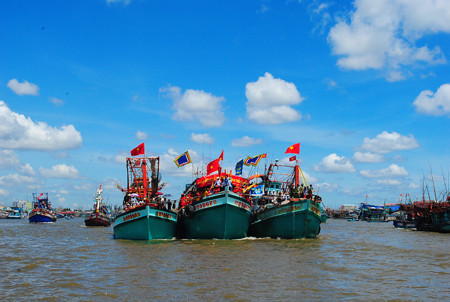 Đoàn tàu được chọn rước Linh Ông trên biển Tây Nam Cà Mau