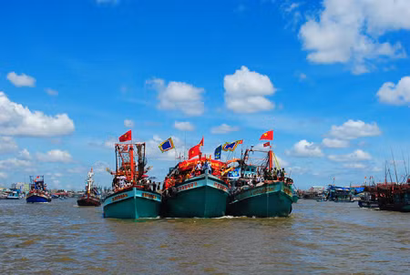 Đoàn tàu được chọn rước Linh Ông trên biển Tây Nam Cà Mau