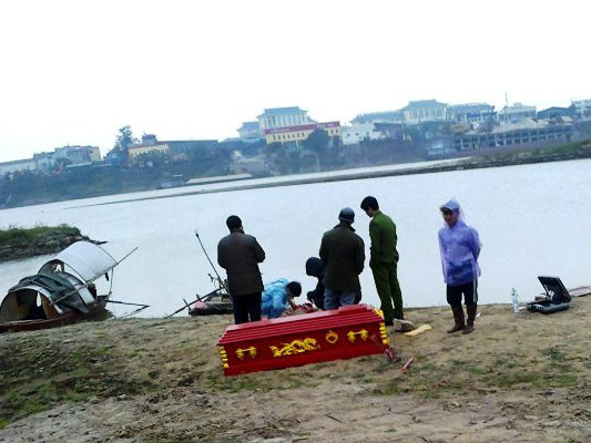 Cơ quan chức năng khám nghiệm thi thể nạn nhân