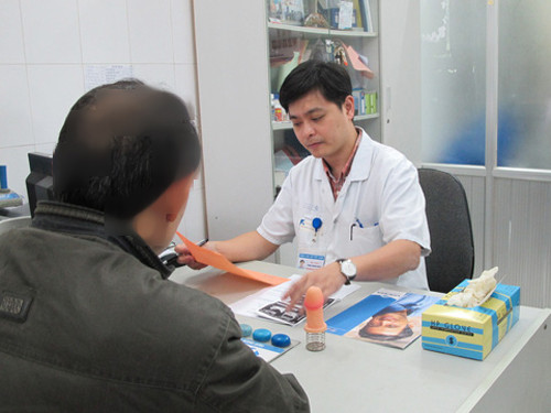 Nhiều quý ông tìm đến các bác sĩ nam khoa với mong muốn chất lượng đời sống tình dục được viên mãn hơn - Ảnh minh hoạ 