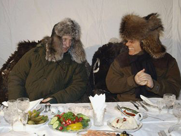 Ông Putin trò chuyện với chính trị gia Italia Berlusconi trước một bữa tối năm 2003