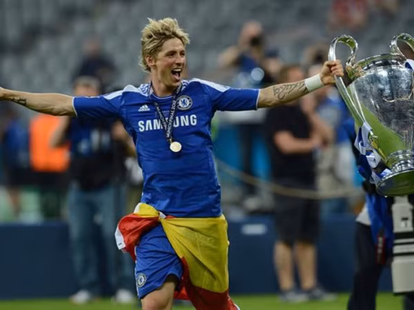 Torres ăn mừng chức vô địch Champions League cùng Chelsea