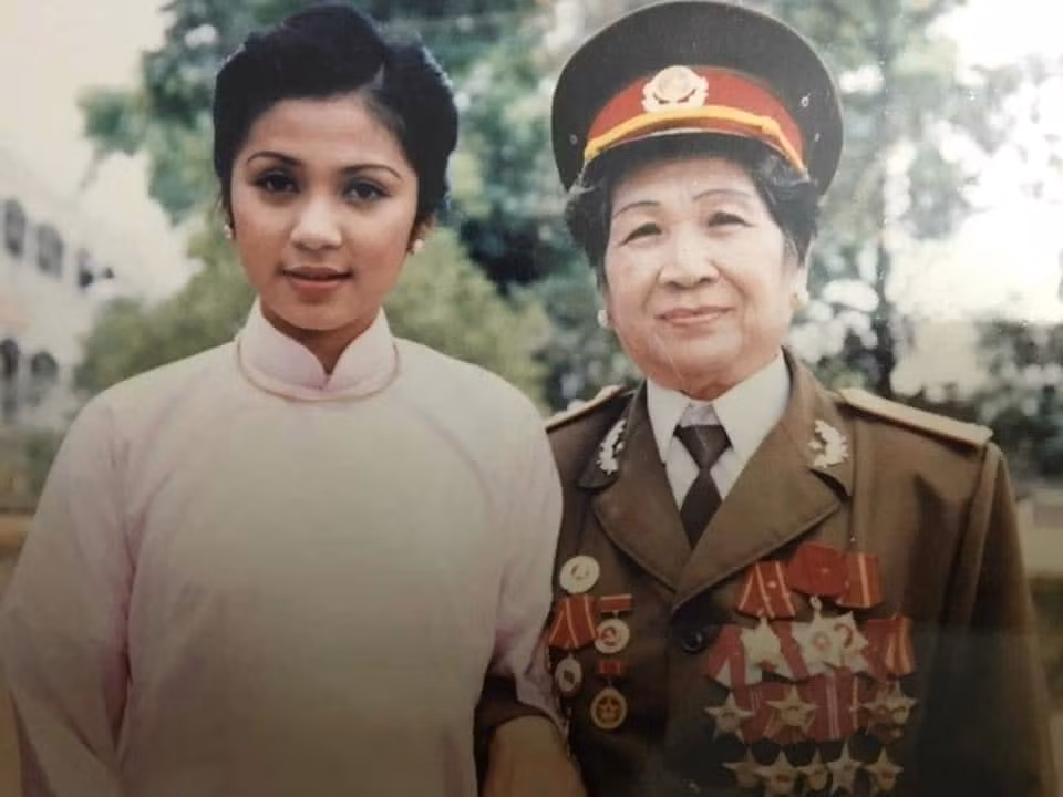 Việt Trinh và bà Lâm Thị Phấn - nguyên mẫu Người đẹp Tây Đô.