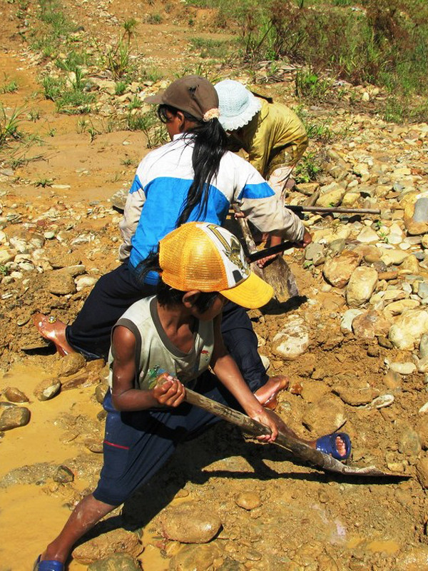 Nhóm bạn Bhnướch Thị Nanh (thôn Lầy, xã Tư) cật lực đào đãi vàng cám dưới cái nắng như thiêu đốt . Ảnh: Nguyễn Huy Nhóm bạn Bhnướch Thị Nanh (thôn Lầy, xã Tư) cật lực đào đãi vàng cám dưới cái nắng như thiêu đốt