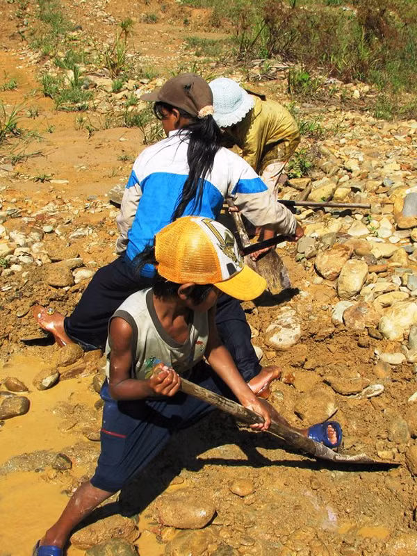Nhóm bạn Bhnướch Thị Nanh (thôn Lầy, xã Tư) cật lực đào đãi vàng cám dưới cái nắng như thiêu đốt 