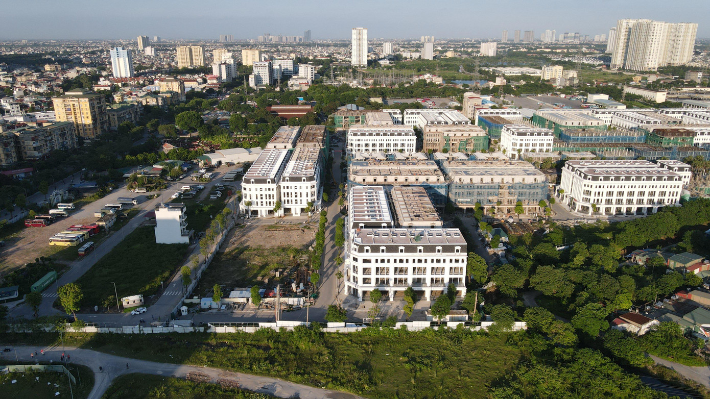 Trái ngược với dự án Khu đô thị mới Thịnh Liệt chậm triển khai, bỏ hoang hóa cho cỏ mọc thì bên cạnh là một dự án bất động sản với hàng trăm căn biệt thự, nhà liền kề đang trong quá trình hoàn thiện được rao bán với giá dao động từ 150-270 triệu đồng/m2.