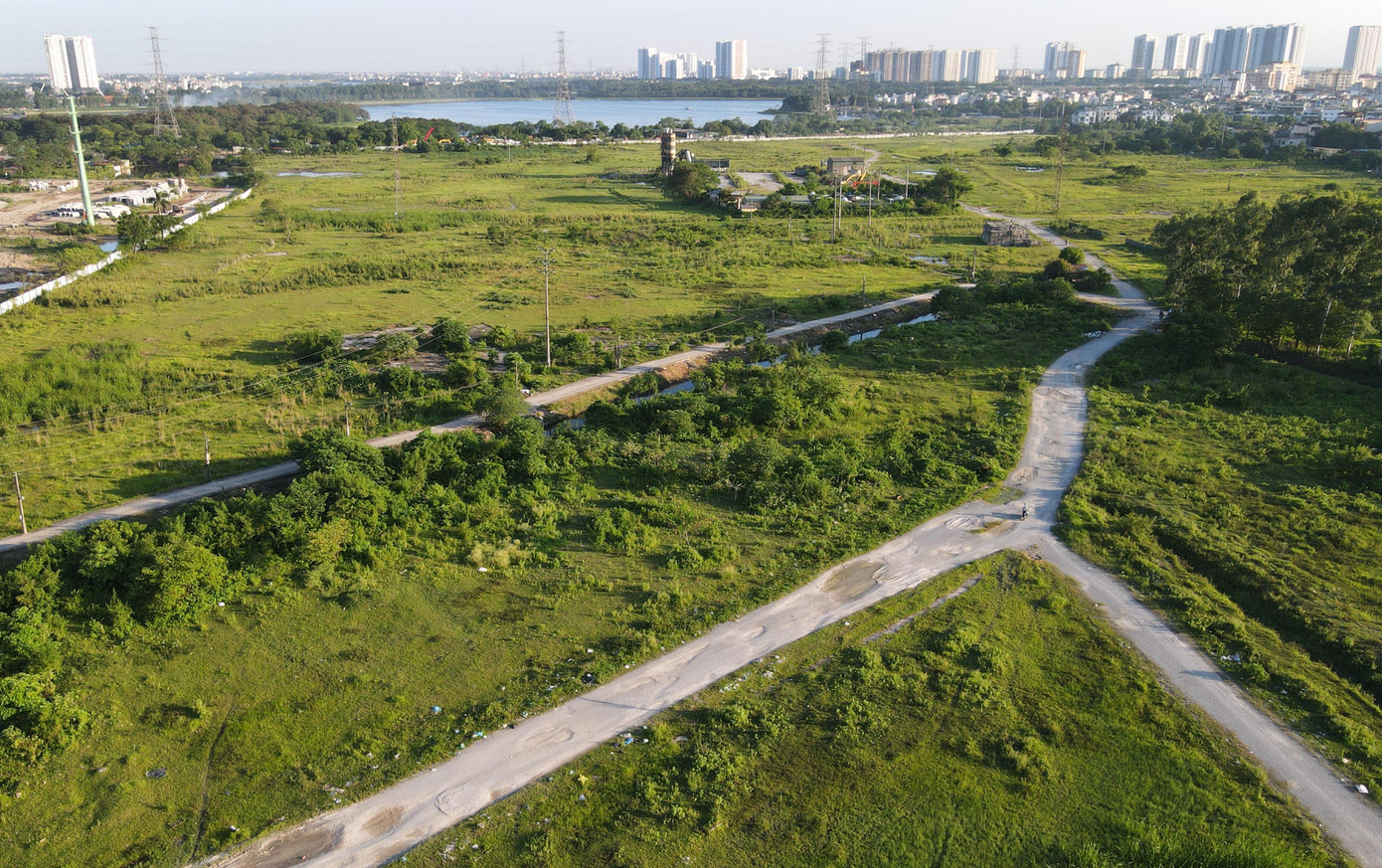 Điều đáng nói, dù chậm triển khai nhiều năm nhưng dự án Khu đô thị mới Thịnh Liệt vẫn không bị thu hồi. Được biết, từ tháng 8/2020, cơ quan chức năng quận Hoàng Mai đã hoàn thành công tác giải phóng mặt bằng giai đoạn 1 của dự án với tổng diện tích khoảng gần 30ha.