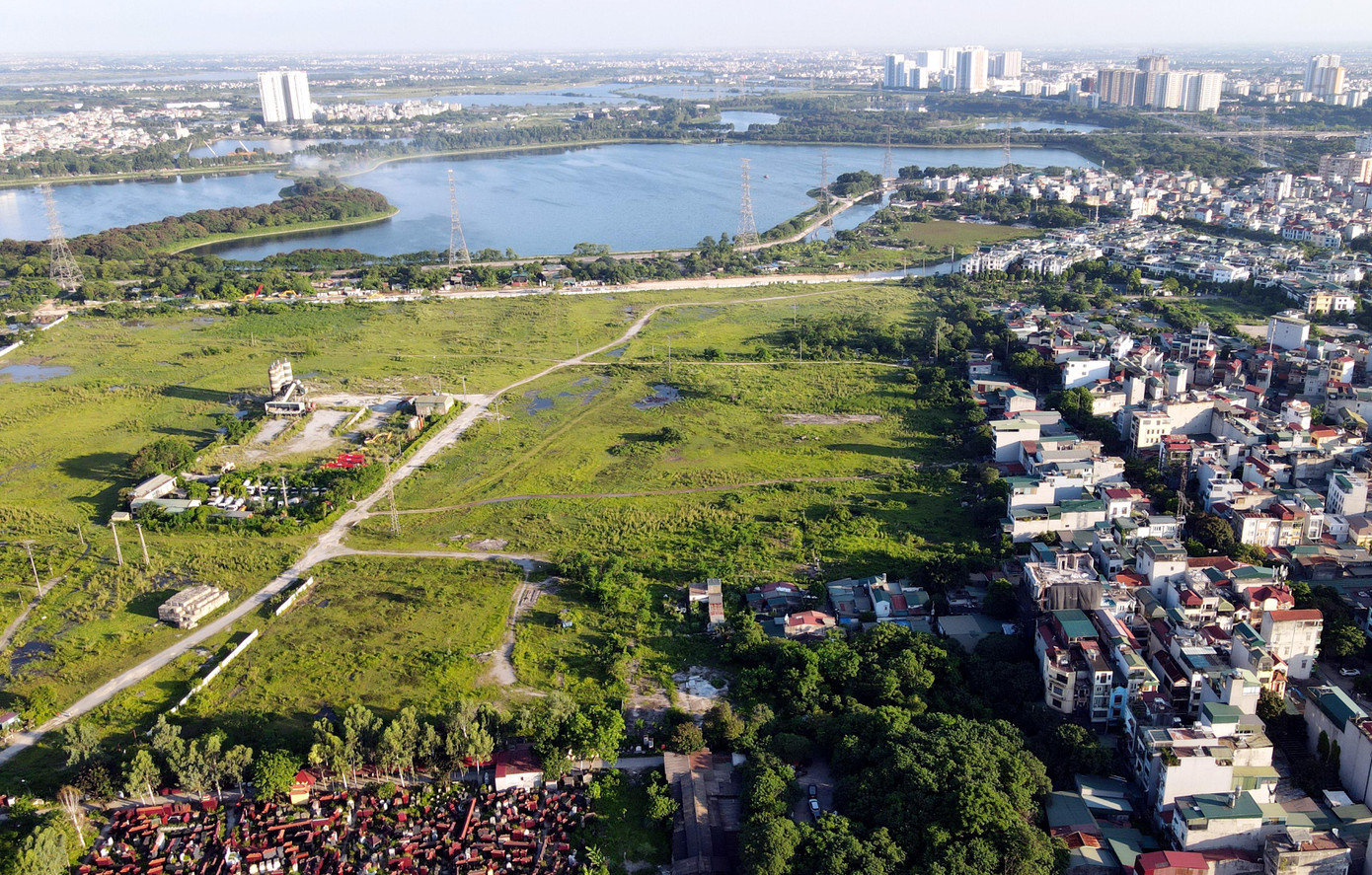 Ngoài ra, một phần diện tích đất đã GPMB biến thành nhà xưởng, trạm trộn bê tông…