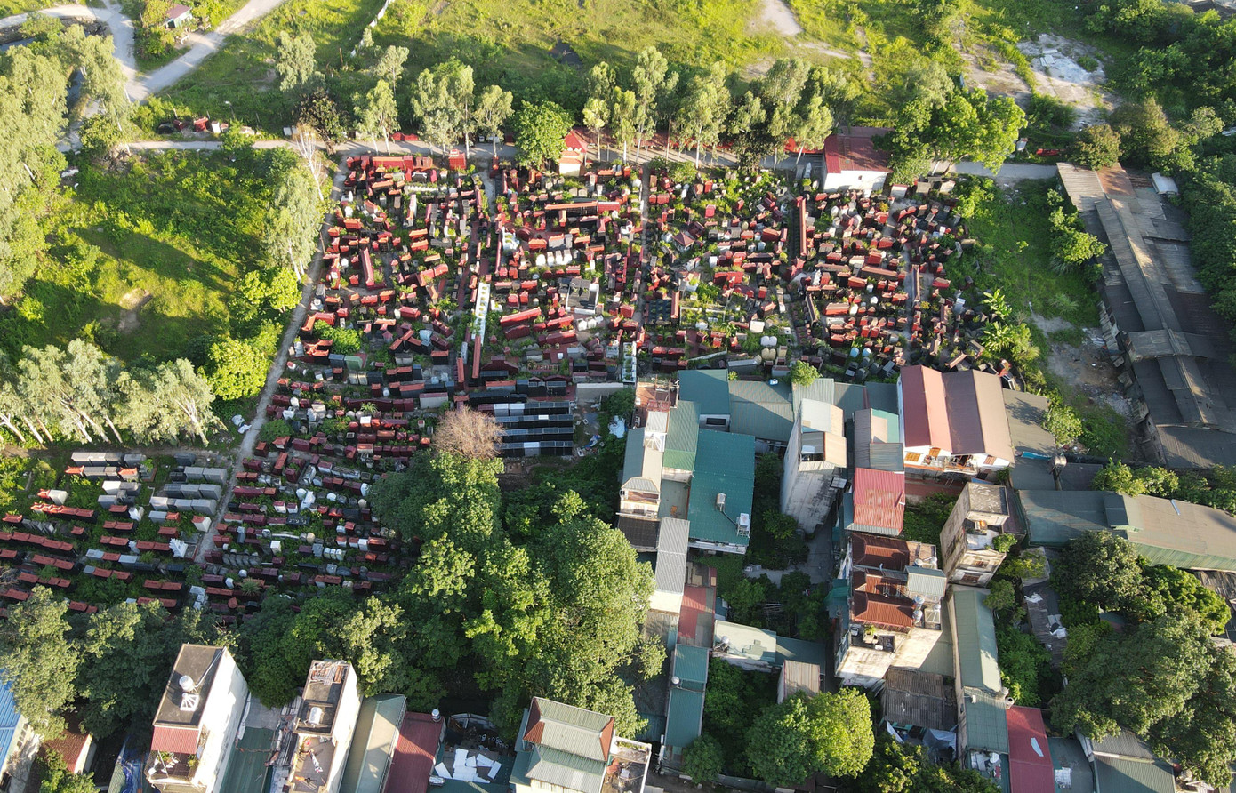 Một khu nghĩa trang nằm trong dự án Khu đô thị mới Thịnh Liệt chưa thể di dời.