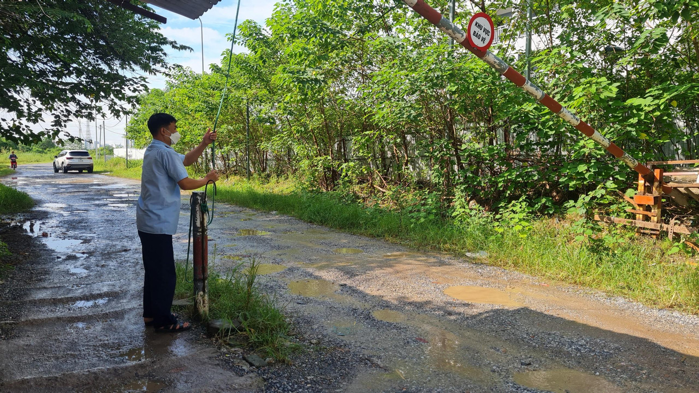 Người dân phải sử dụng chung đường bên trong dự án Khu đô thị mới Thịnh Liệt. Vì có rào chắn barie nên mỗi khi xe ô tô của người dân muốn ra vào thì phải thông qua chốt bảo vệ.