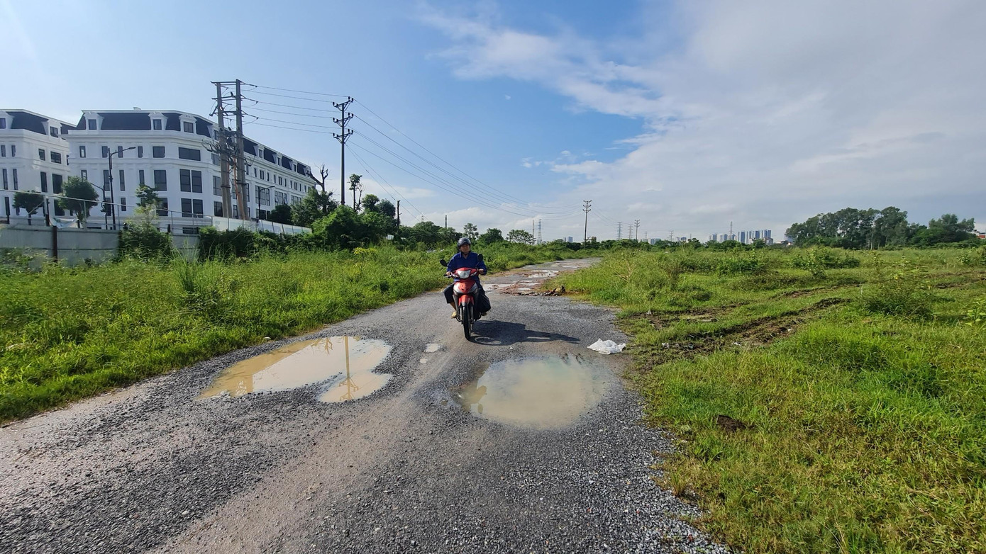 Đường bên trong dự án xuống cấp nghiêm trọng, người dân đi lại rất khó khăn.