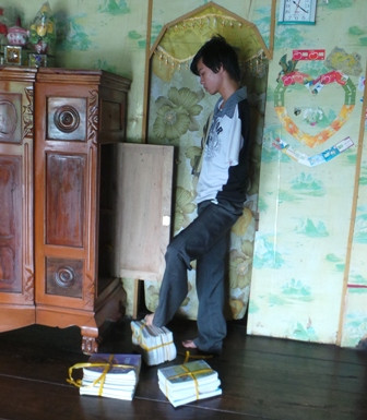 Qua thời gian khổ luyện, đôi chân của Trí giờ đây chẳng khác nào đôi tay có thể cầm nắm, viết chữ, gõ vi tính... một cách thành thạo