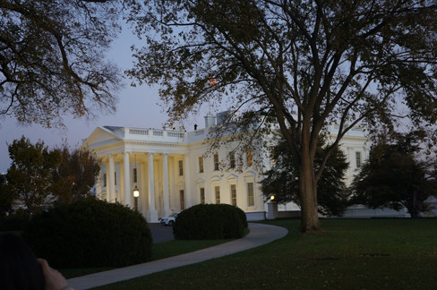 5h30 chiều 9.11.2002 tại Nhà Trắng bắt đầu lên đèn chuẩn bị cho ông Obama xuất hiện lần đầu sau khi tái đắc cử