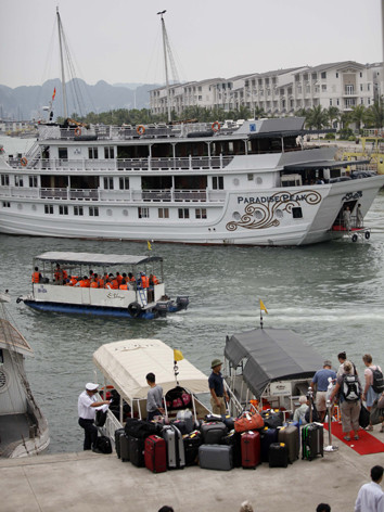 Cảng tàu Quốc tế Tuần Châu tấp nập du khách