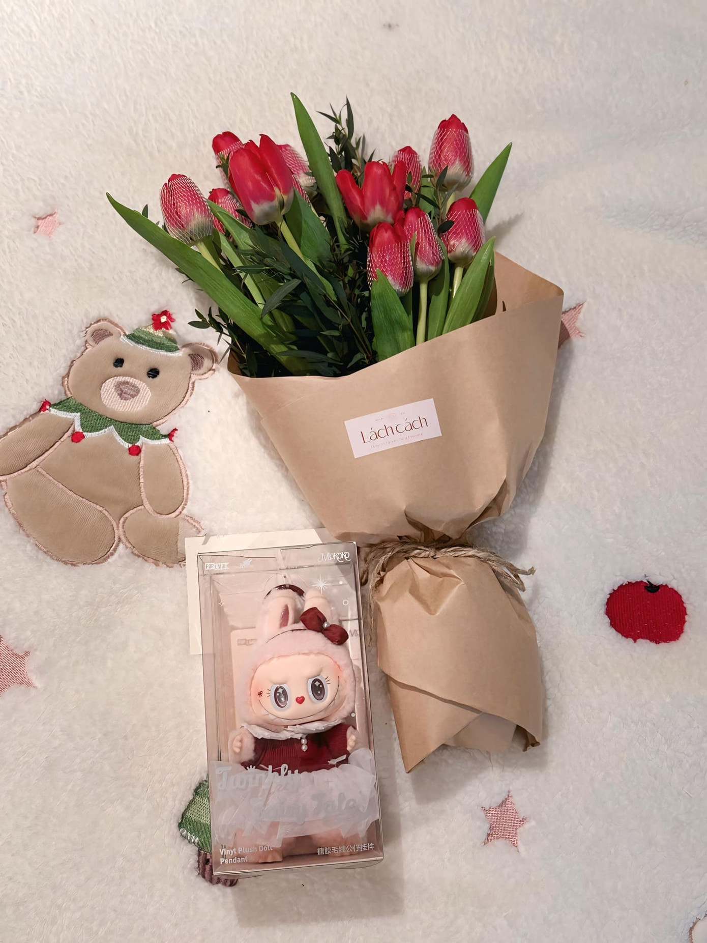 Lệ Quyên khoe món quà bất ngờ được Lâm Bảo Châu chuẩn bị cho ngày Valentine. “Bước sang ngày Valentine. Đi hát về, vừa tẩy trang xong thì được tặng quà. Valentine của Quyên đây. Ai đang có nhau thì hãy nắm chặt tay nhau. Ai đang tìm kiếm thì sẽ gặp người xứng đáng. Chúc mọi người hạnh phúc đong đầy nha”, cô chia sẻ. Lệ Quyên khoe món quà bất ngờ được Lâm Bảo Châu chuẩn bị cho ngày Valentine. “Bước sang ngày Valentine. Đi hát về, vừa tẩy trang xong thì được tặng quà. Valentine của Quyên đây. Ai đang có nhau thì hãy nắm chặt tay nhau. Ai đang tìm kiếm thì sẽ gặp người xứng đáng. Chúc mọi người hạnh phúc đong đầy nha”, cô chia sẻ.