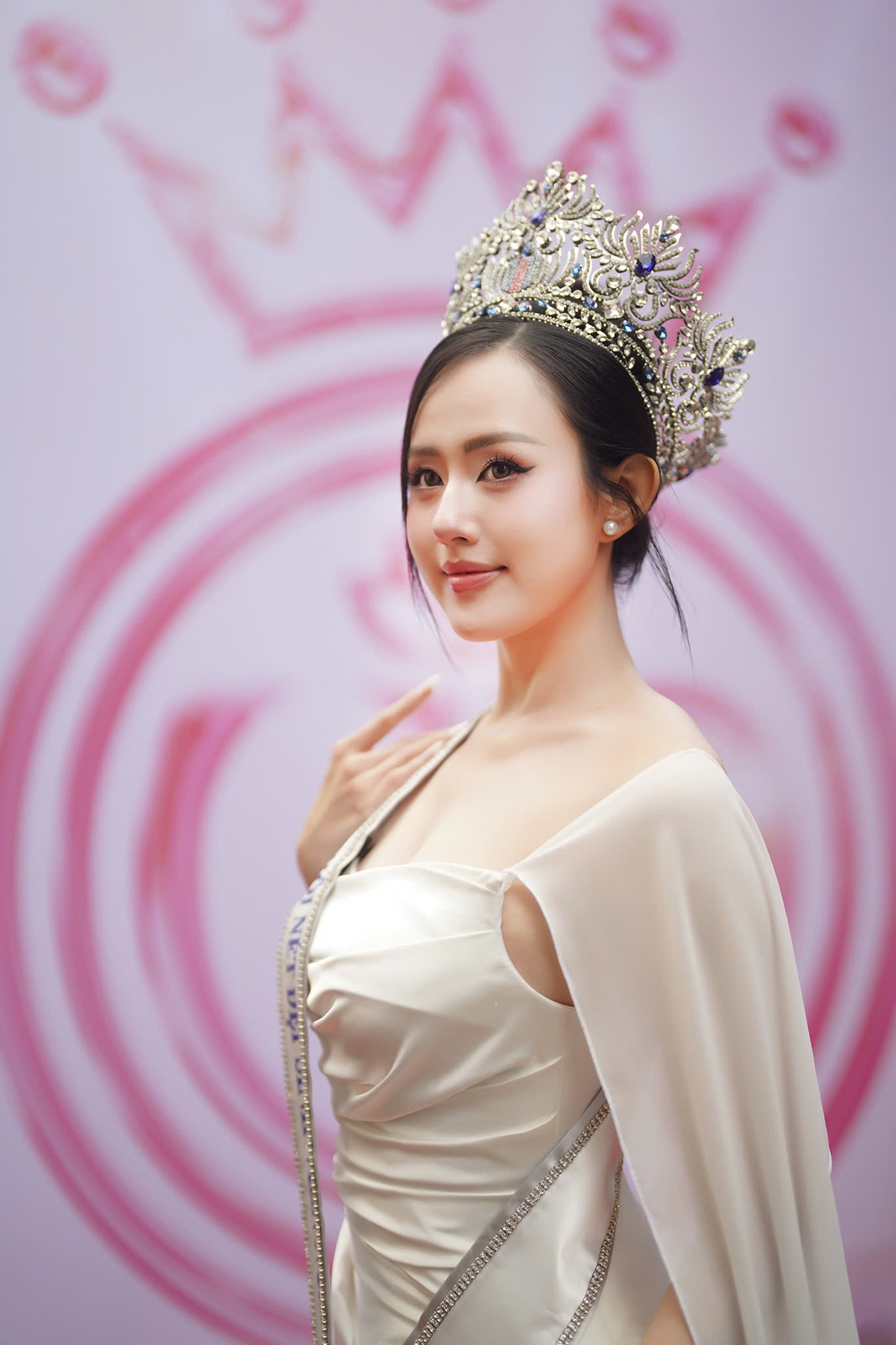 “Hoa hậu Việt Nam là cuộc thi danh giá và lâu đời nhất trong bản đồ nhan sắc của nước nhà. Theo dõi hành trình của nhiều người đẹp tại cuộc thi, tôi dành sự ngưỡng mộ cho Á hậu Phương Anh, Á hậu Ngọc Hằng và đặc biệt là Hoa hậu Thanh Thủy. Họ đều là những cô gái xinh đẹp, tài năng và nhân ái”, Anh Thư nói. “Hoa hậu Việt Nam là cuộc thi danh giá và lâu đời nhất trong bản đồ nhan sắc của nước nhà. Theo dõi hành trình của nhiều người đẹp tại cuộc thi, tôi dành sự ngưỡng mộ cho Á hậu Phương Anh, Á hậu Ngọc Hằng và đặc biệt là Hoa hậu Thanh Thủy. Họ đều là những cô gái xinh đẹp, tài năng và nhân ái”, Anh Thư nói.