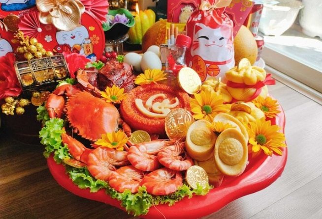 Mâm cúng ngày vía Thần tài là đồ mặn và không thể thiếu hoa tươi.