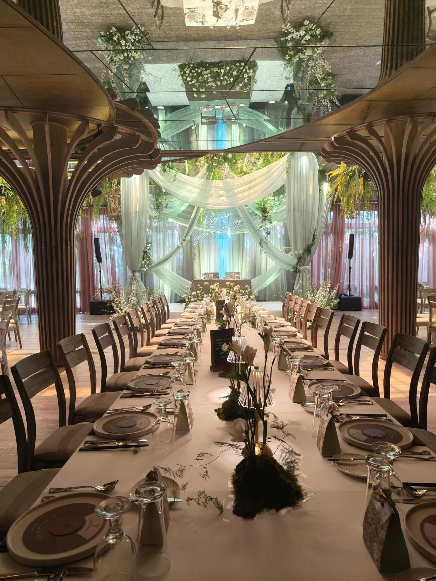 Bàn tiệc cũng được trang trí theo concept này khi sử dụng những chiếc đĩa ăn có thiết kế mô phỏng đĩa nhạc. Từng vật phẩm nhỏ như thiệp, menu hay quà tặng đều được thiết kế theo tone pastel nhẹ nhàng, tinh tế.