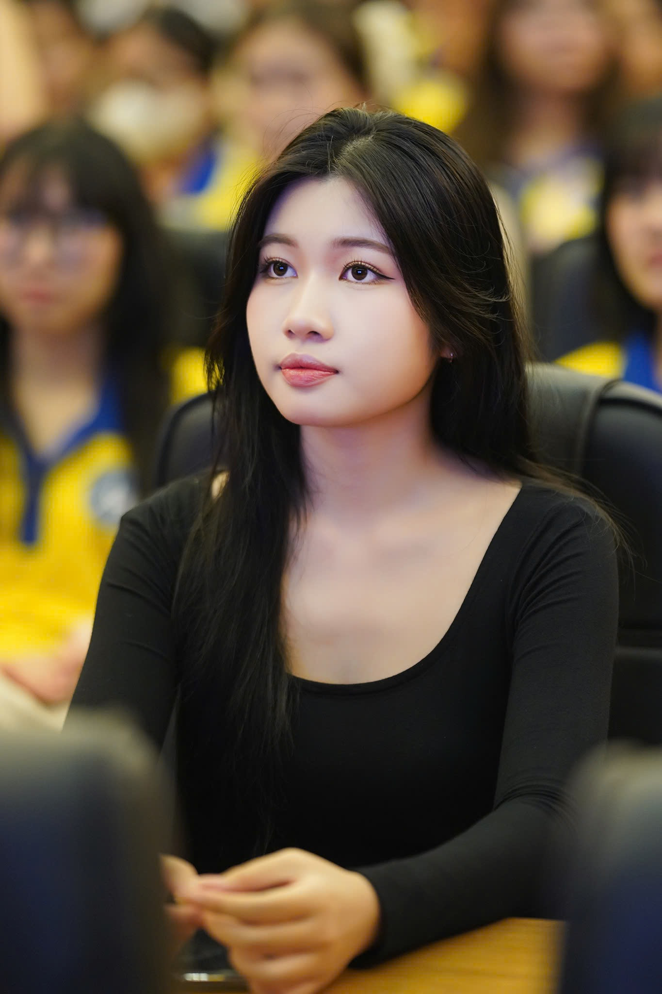 TS Cao Tấn Huy, phó hiệu trưởng Đại học Tài chính Marketing bày tỏ nhà trường tự hào khi có nhiều nữ sinh xinh đẹp, duyên dáng và tài năng. Một số nữ sinh của trường đã ghi dấu ấn tại cuộc thi Hoa hậu Việt Nam, như Phạm Thị Phương Quỳnh - Top 5 Hoa hậu Việt Nam 2020.