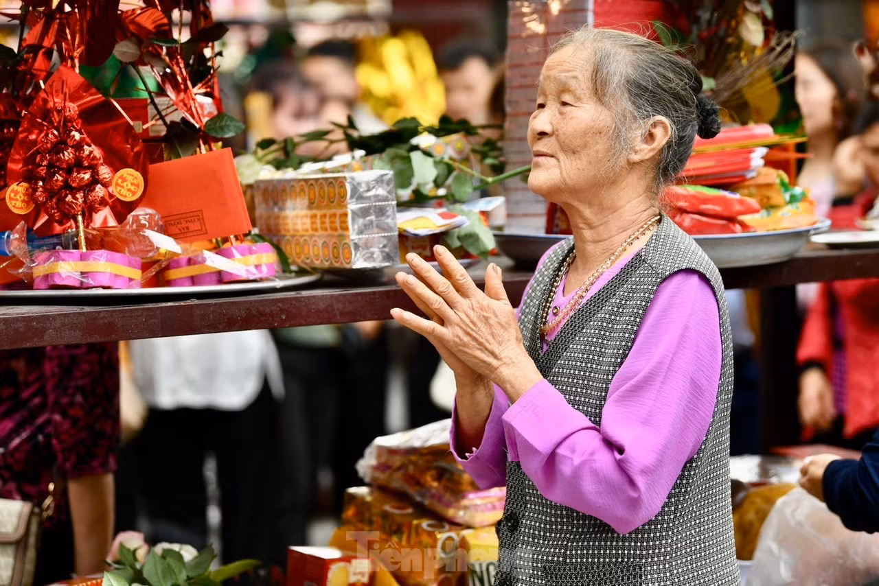 Mâm lễ chay dâng Phật và mâm lễ mặn cúng gia tiên thường để tách biệt ở hai vị trí khác nhau, không nên để chung một nơi. Ảnh: Trọng Tài. Mâm lễ chay dâng Phật và mâm lễ mặn cúng gia tiên thường để tách biệt ở hai vị trí khác nhau, không nên để chung một nơi. Ảnh: Trọng Tài.