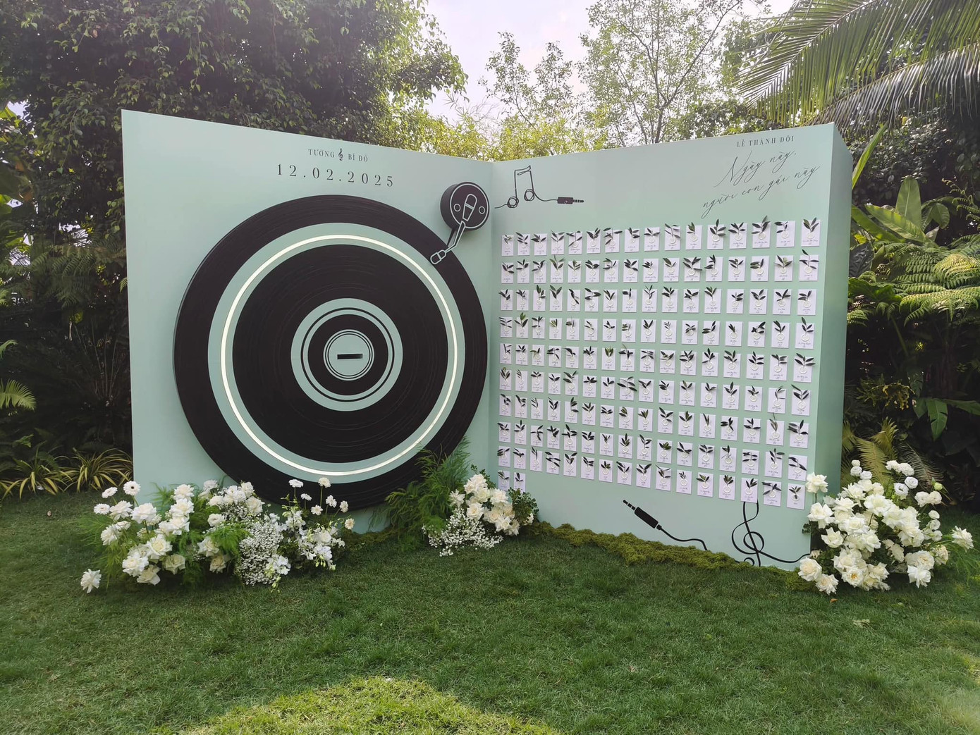 Backdrop của lễ thành đôi là hình đĩa than, tượng trưng cho cầu nối giữa Vũ Cát Tường và Bí Đỏ. Trên đĩa than có hình ảnh một người ngồi đàn và một người múa ballet, đại diện cho cả hai.