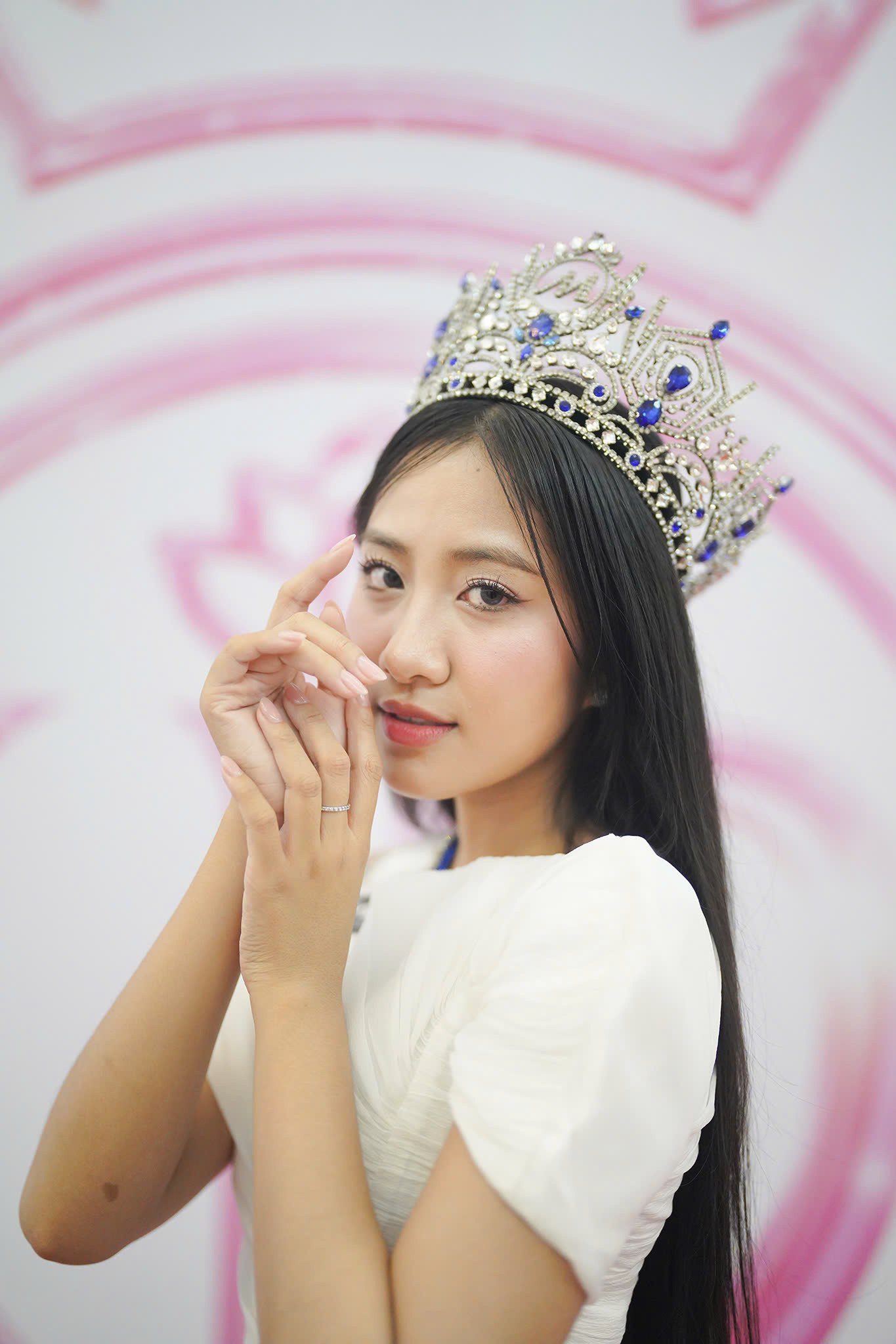 “Bản thân tôi nhìn gương nhiều nhất và tự thấy những khiếm khuyết của mình hơn đánh giá người ngoài. Tôi từng tự ti vì làn da, suy nghĩ kỹ, tôi thấy đó là khác biệt giúp tôi nổi bật giữa đám đông, biến nó thành ưu thế. Tôi sẽ chăm chút để làn da khoẻ đẹp, mịn màng hơn”, Trúc Linh nhấn mạnh. “Bản thân tôi nhìn gương nhiều nhất và tự thấy những khiếm khuyết của mình hơn đánh giá người ngoài. Tôi từng tự ti vì làn da, suy nghĩ kỹ, tôi thấy đó là khác biệt giúp tôi nổi bật giữa đám đông, biến nó thành ưu thế. Tôi sẽ chăm chút để làn da khoẻ đẹp, mịn màng hơn”, Trúc Linh nhấn mạnh.