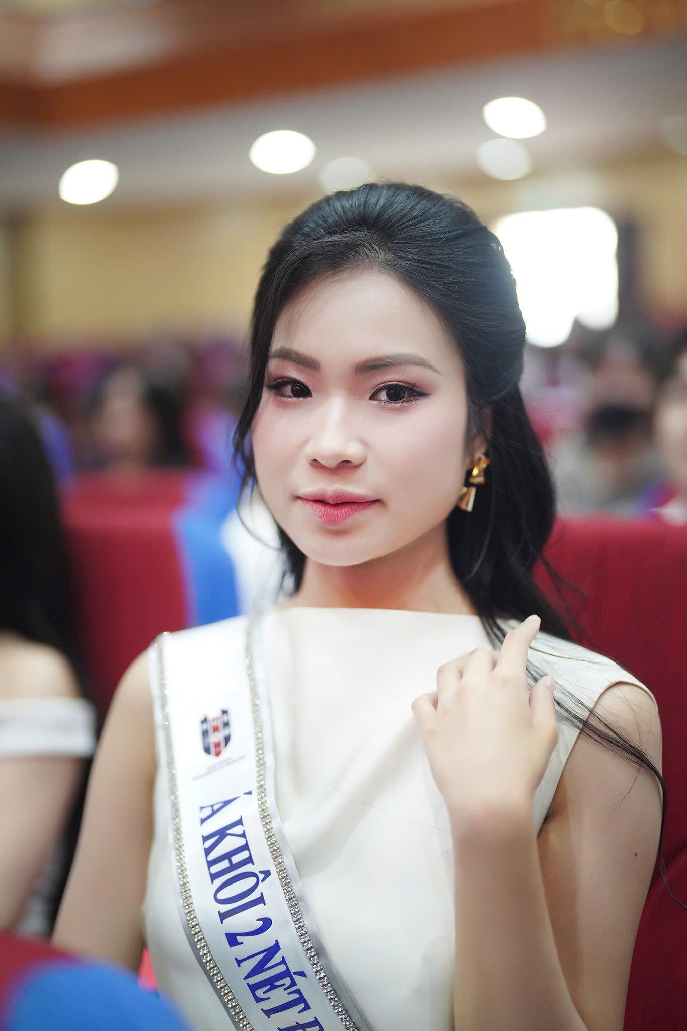 Á khôi 2 Nguyễn Thị Phương Dung đến từ Quảng Ngãi, sinh viên khoa Tài chính Ngân hàng cũng thể hiện sự tự tin khi ghi danh tại Hoa hậu Việt Nam 2024. Á khôi 2 Nguyễn Thị Phương Dung đến từ Quảng Ngãi, sinh viên khoa Tài chính Ngân hàng cũng thể hiện sự tự tin khi ghi danh tại Hoa hậu Việt Nam 2024.