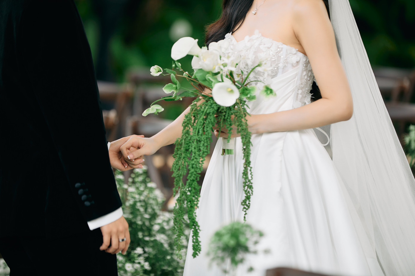 Trong ngày trọng đại, Vũ Cát Tường và bạn gái bật khóc khi sánh đôi. Cặp đôi có 5 năm yêu trong thầm lặng trước khi công khai.