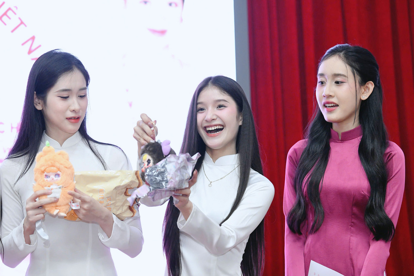 Sau phần giao lưu, sinh viên Đại học Huế cùng tham gia các trò chơi với những câu hỏi liên quan Hoa hậu Việt Nam.